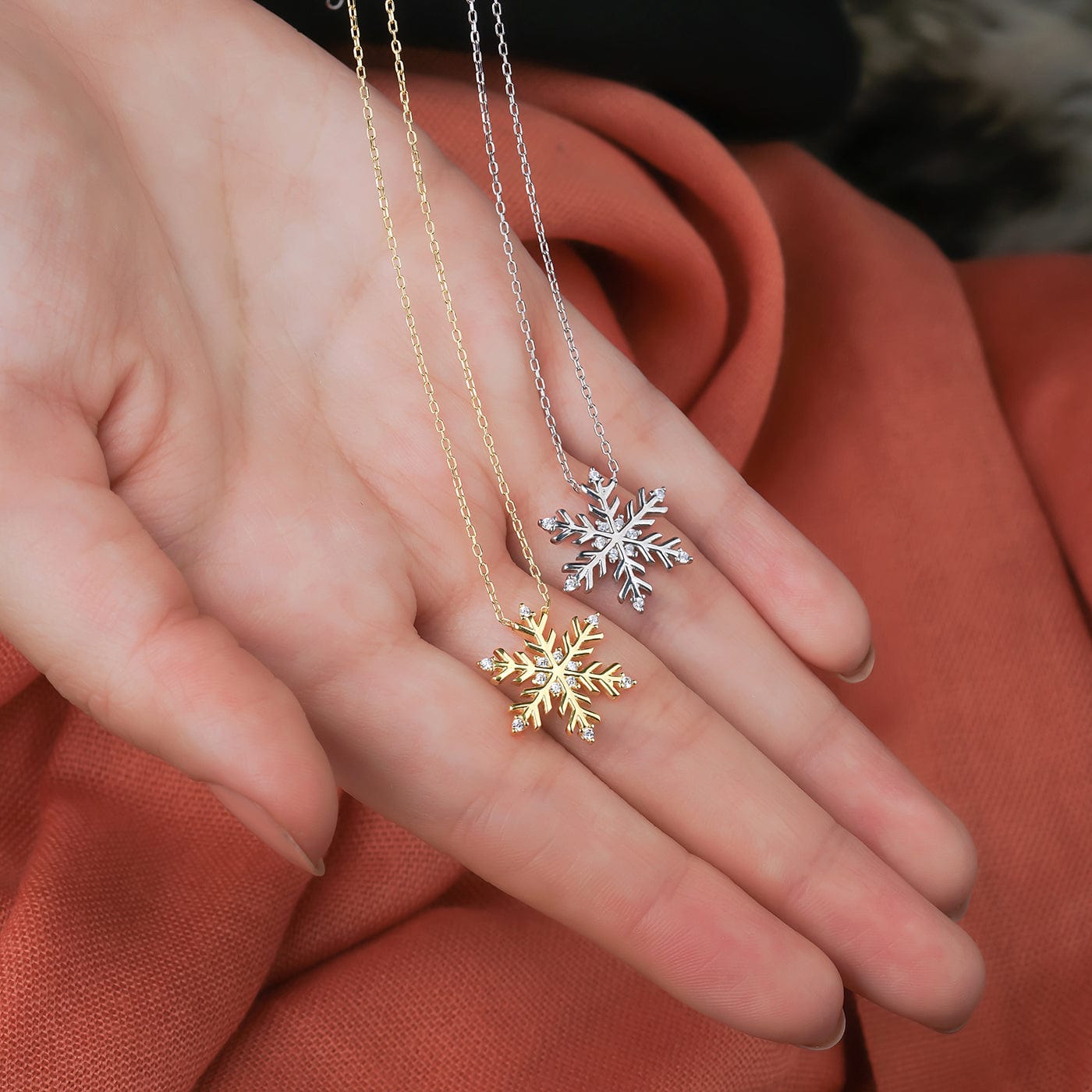 Kette mit schneeflocke in der hand