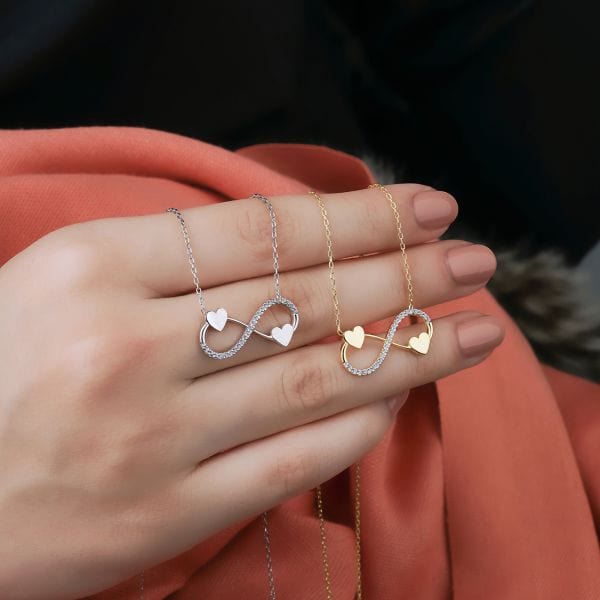 Kette unendlichkeitszeichen in der hand