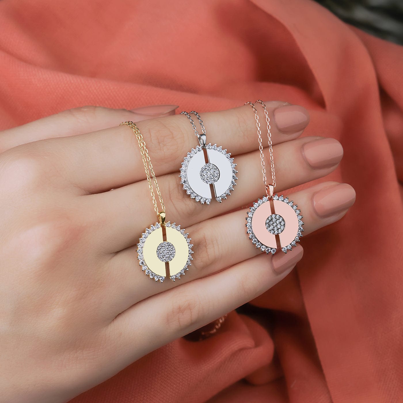 Platten Kette Silber in der hand
