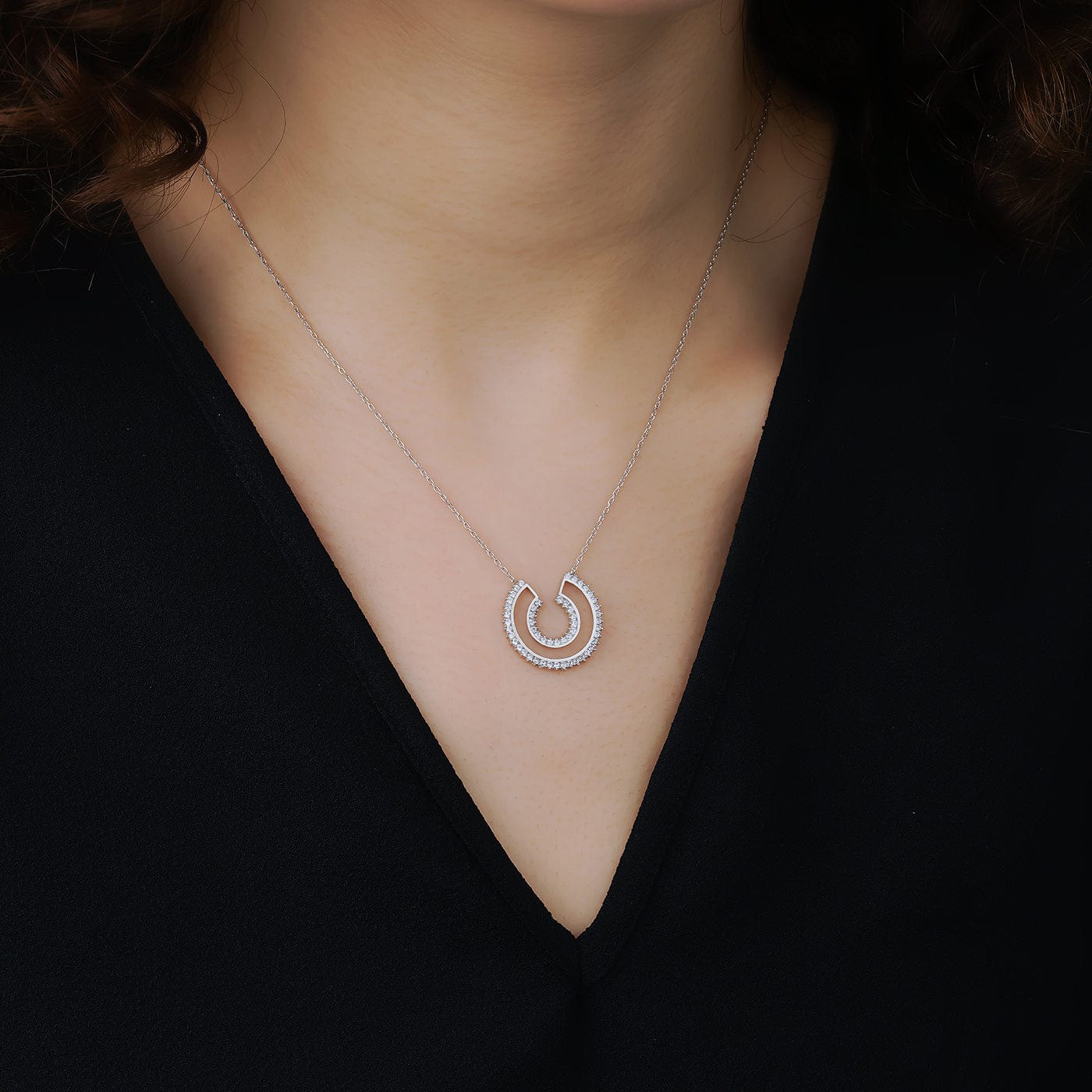 Kette mit anhänger display am hals
