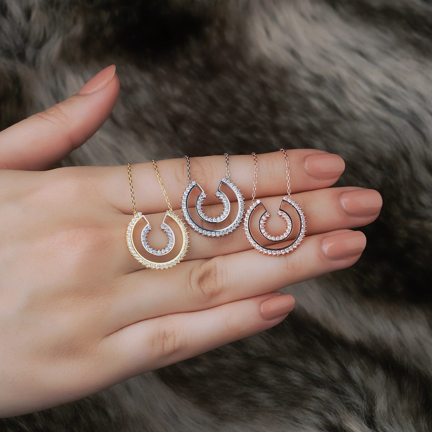 Kette mit anhänger in der hand