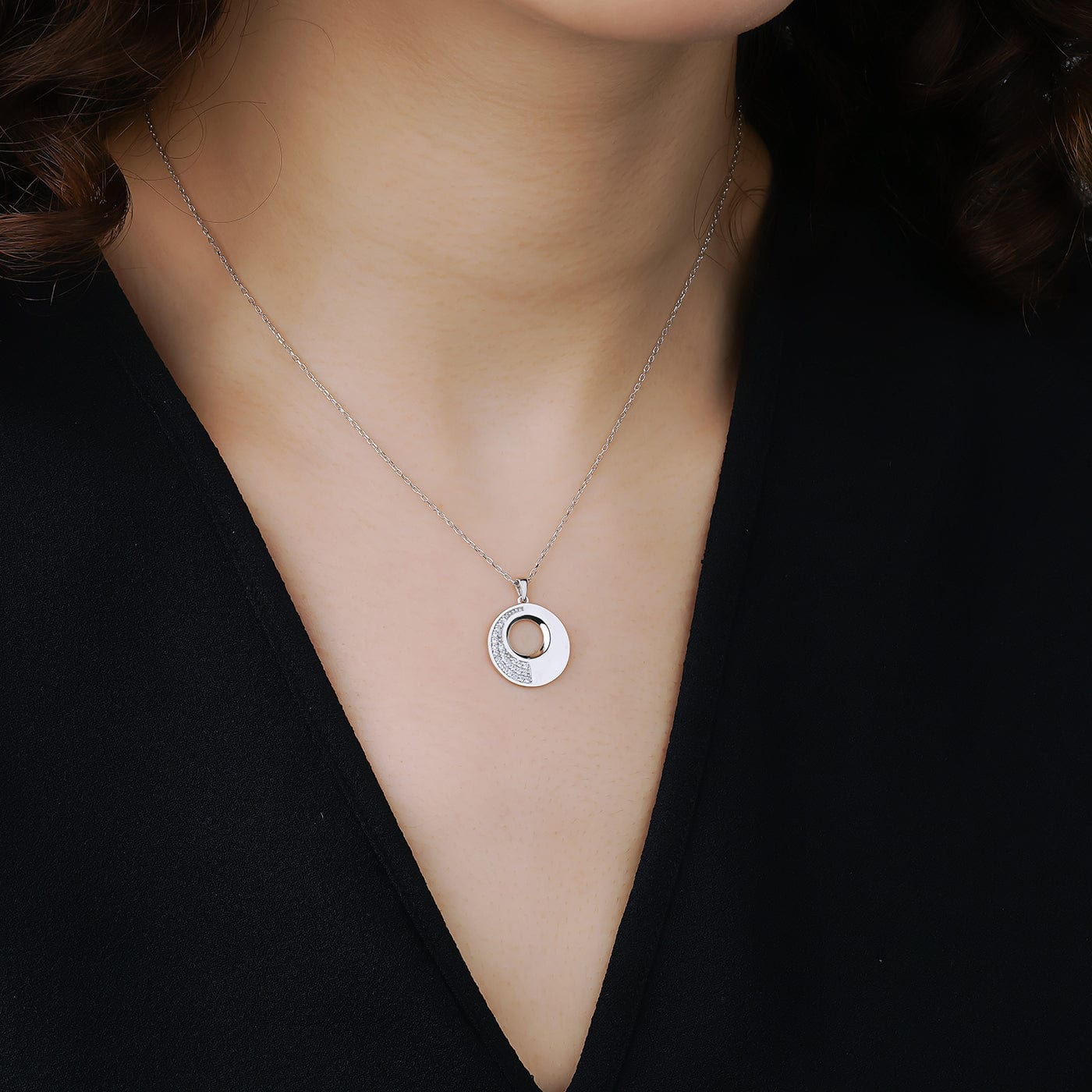 Zirkonia kette am hals