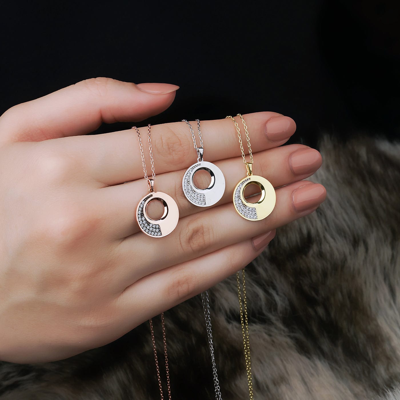 Zirkonia kette in der hand